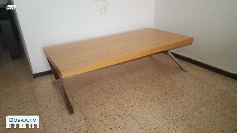 Низкий журнальный в салон стол.