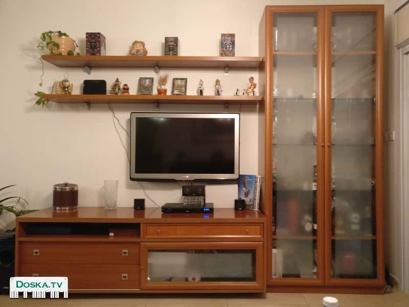 Продаю мебель в салон - витрина, низкий комод и 3