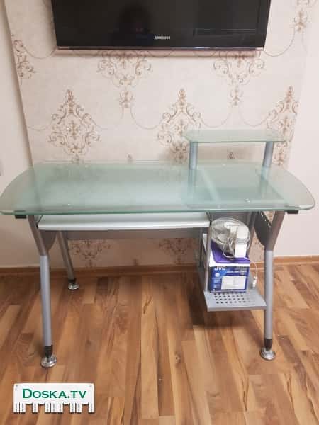 компьютерный стол. Материал - железо и стекло. Имеется полка (отсек)