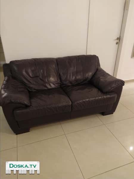 Натуральный кожаный диван + туалетный столик в подарок .