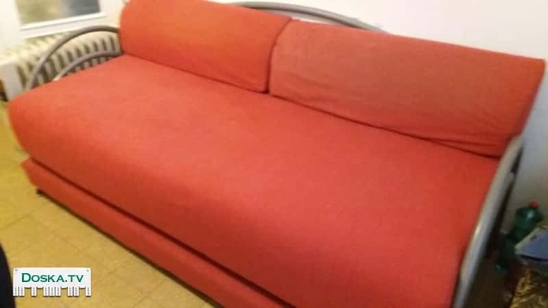 На продажу в отличном состоянии большая кровать крассного цвета с