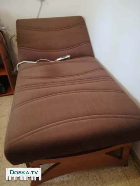 Односпальная кровать с ортопедическим матрасом.Имеется пульт для регулирования изголовья. Под