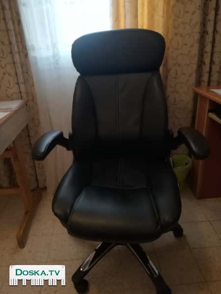 Кресло компьютерное, черное, кожзаменитель, высокая спинка, отличное состояние