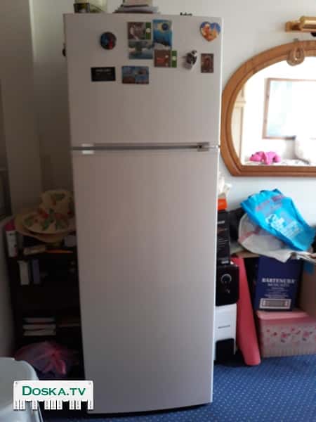 Двухкамерный холодильник. Морозильная камера вверху. Две двери.Обьем 335л.  Работает