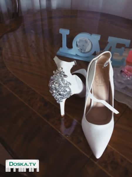 Новые.в УПАКОВКЕ БЕЛЫЕ ШИКАРНЫЕ туфли 39 размера инкрустированные камнями