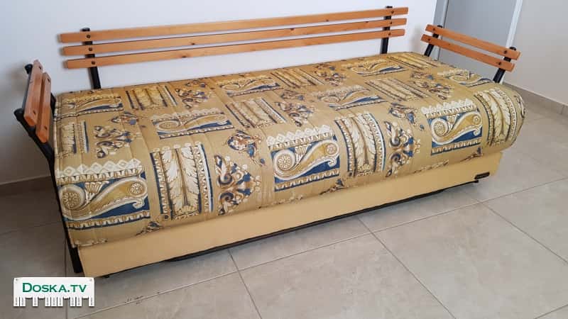 Раскладывающийся диван/кровать с ящиком, в хорошем состоянии.  В сложенном