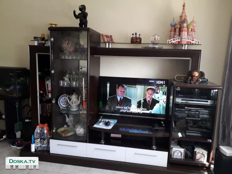 Стенка темных тонов и белыми ящичками с двумя витринами и