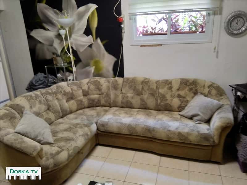 Отдам диван угловой раскладной с ящиком для белья.самовывоз срочно