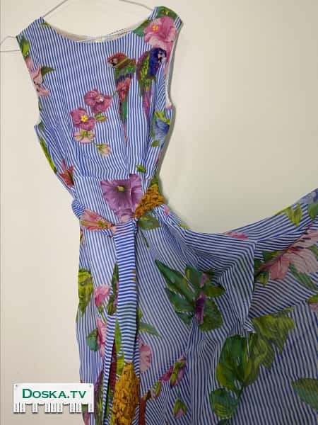 Голубое, воздушное платье-миди с поясом и отрытыми руками от фирмы