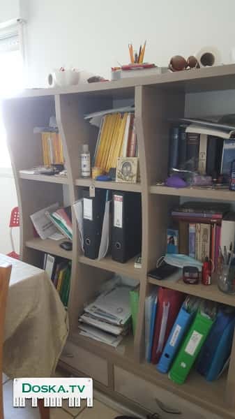 Книжный шкаф с выдвигающимися полками внизу в отличном состоянии. Поможем