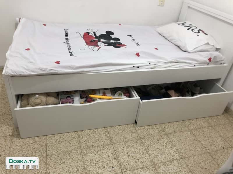 Кровать почти новая . Полтора года в использовании.  Под