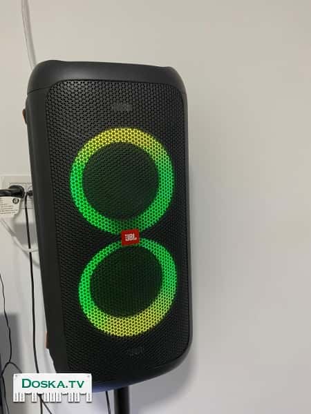 Блютуз Колонка jbl partybox 100.  Очень качественный звук и
