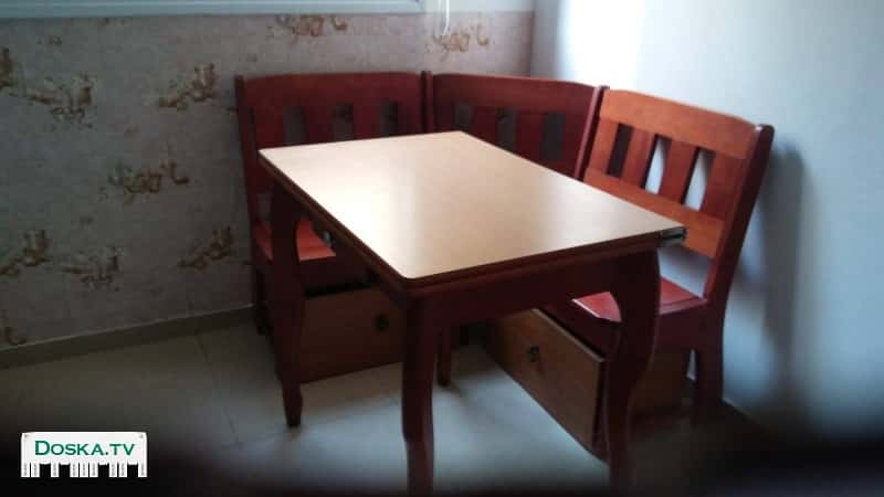 Кухонный уголок:угловой диванчик и ра кладывающиймя стол.Комплект в очень хорошем