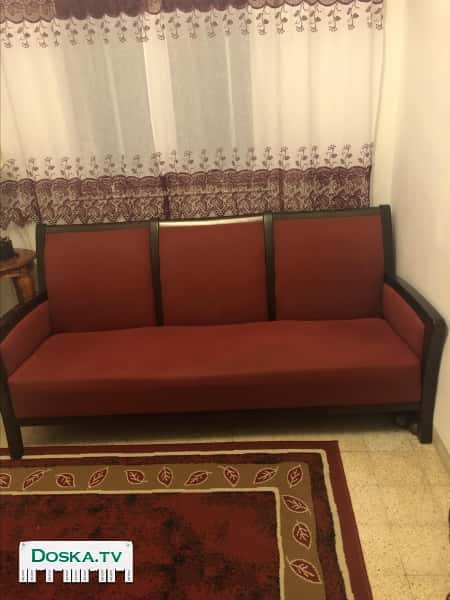 диван. Город Хайфа. Отличное состояние. Бордо (ткань) плюс натуральный дуб.