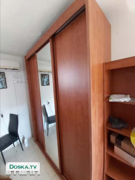 Шифонер , трехстворчатый,в середине зеркальная дверь, в очень хорошем состоянии,