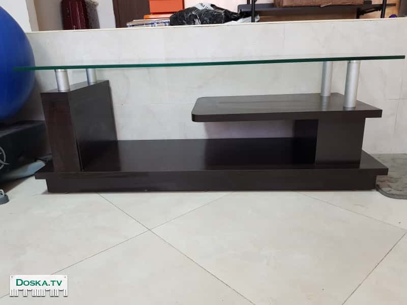 Полка под ТВ, коричневяя, состояние отличное, почти новый. Длина 120,