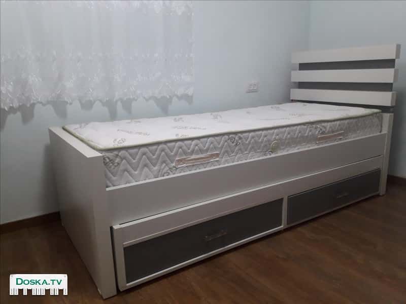 Выдвижная кровать в хорошем состоянии