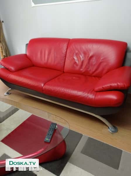Итальянский кожаный салон 2+3 в шикарном состоянии,журнальный столик в подарок.