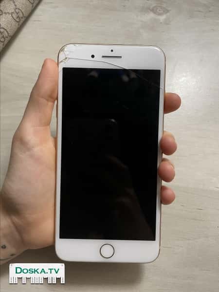 Телефон работает прекрасно. Батарея тоже в отличном состоянии. Стекло немного