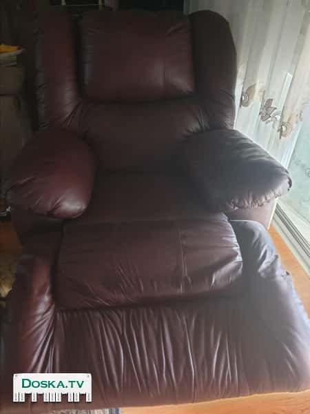 Кожаное для телевизора.Можно опустить спинку и поднять ноги