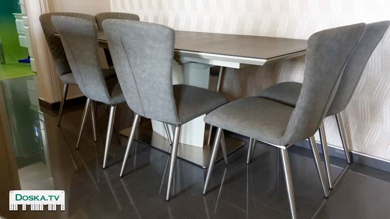 Раздвижной обеденный стол и шесть стульев. Столешница под камень основание