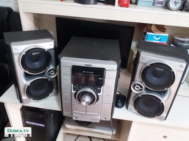 Аудио плеер Sony -Прекрасный ,сильный звук,внутренний мощный усилитель,не работают кассеты