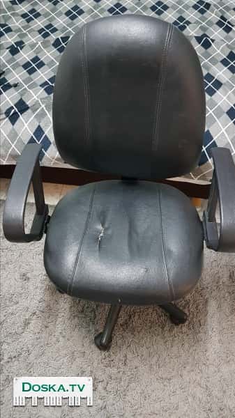 Кресло на колесиках.