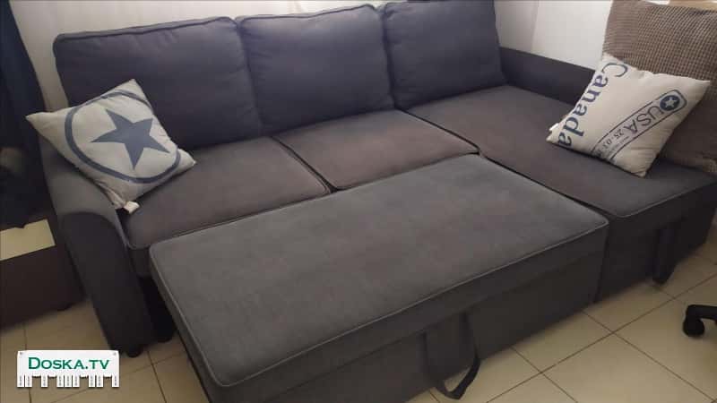 Угловой диван - кровать. Раскрывается в двуспальную кровать. Использовался в