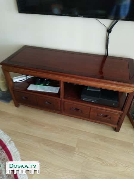 Тумба под телевизор из дерева, в отличном состоянии. 120х45х60 см