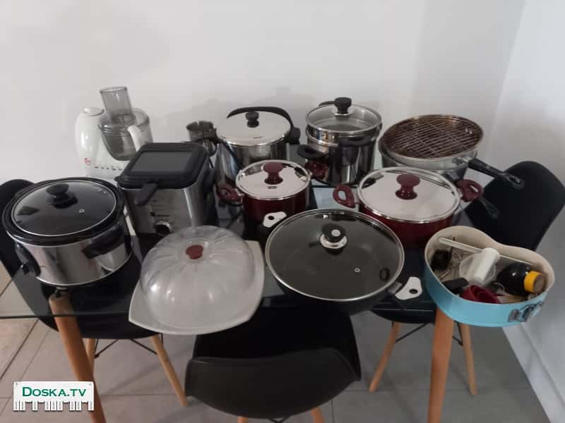 Кухонная утварь включает кастрюли, пирекс с крышками, противни из пирекса,