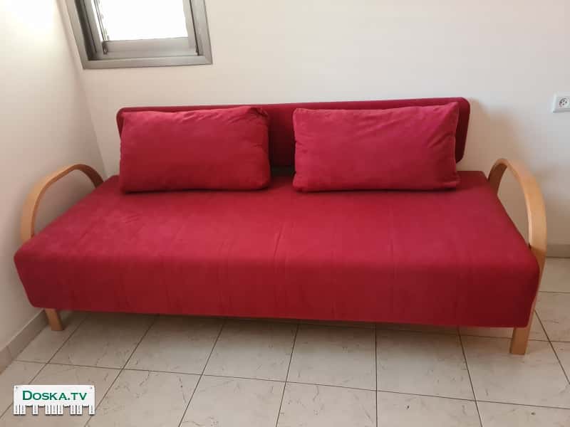 Продаю диван с двумя подушками и ящиком.в очень хорошем состоянии