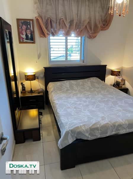 спальня, хорошего качества,из натурального дерева, состоящая из: кровати, двух тумбочек