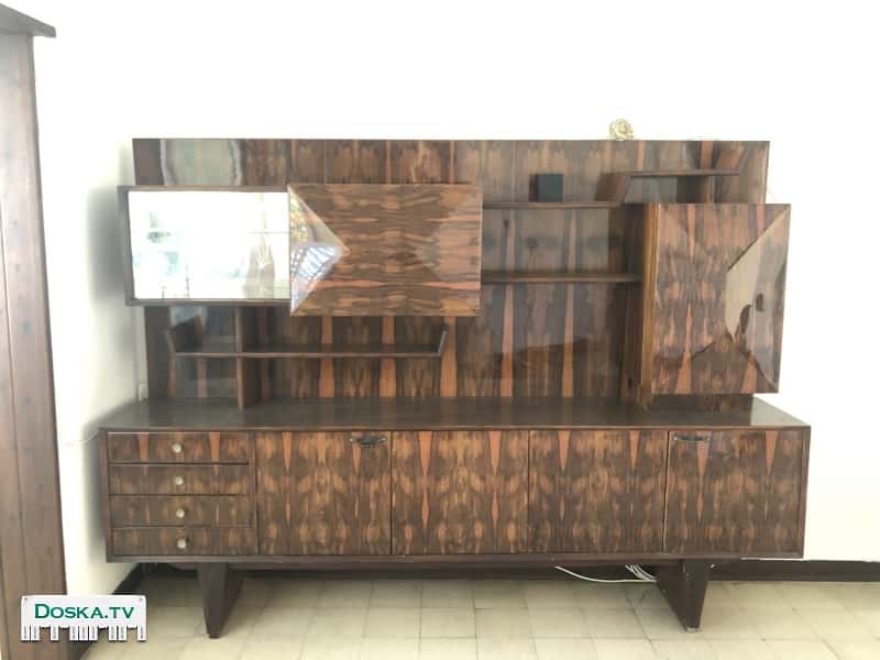 Буфет в отличном состоянии с витриной. Много места для хранения