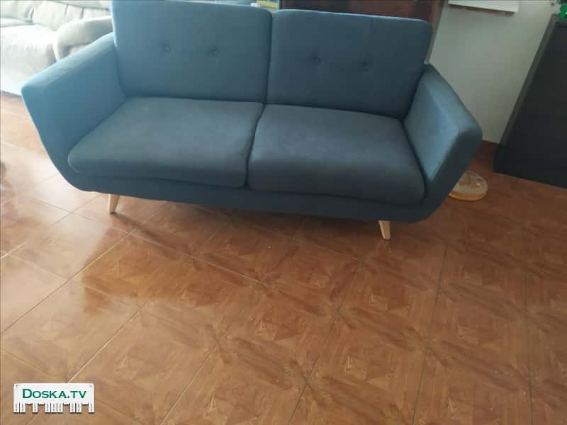 Диван на продажу. Цвет темно синий.В очень хорошем состоянии.250 шек.