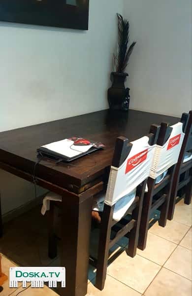 Дерево. К нему есть 2 стула (но нужно поменять седушки)