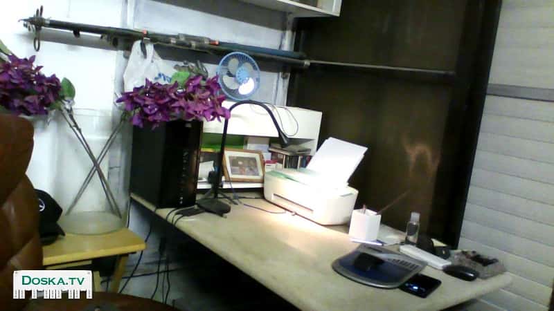 Стол с мраморной доской белого цвета подходит на кухню или