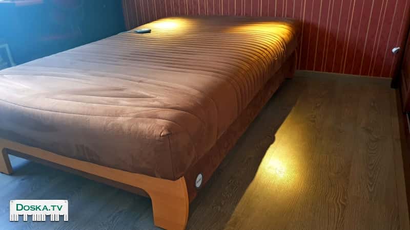 кровать с электроподъемниками в головной и ножной части.