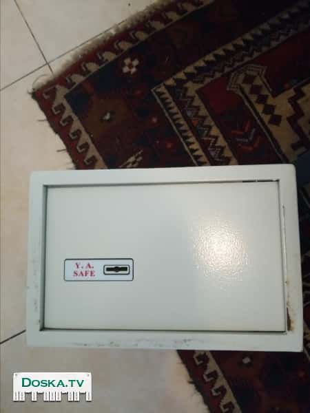 новый металлический сейф для денег и документов.