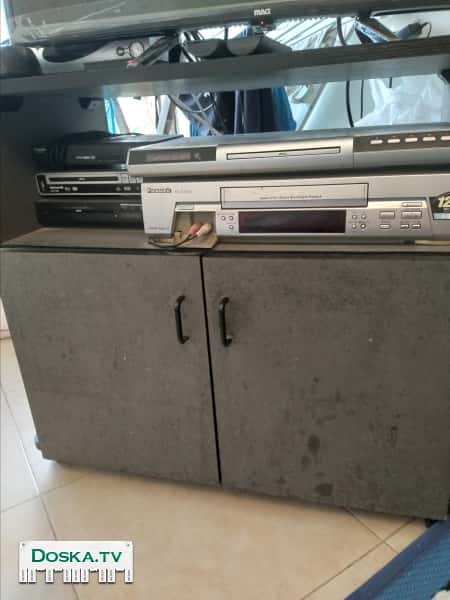 тумбочку под телевизор.