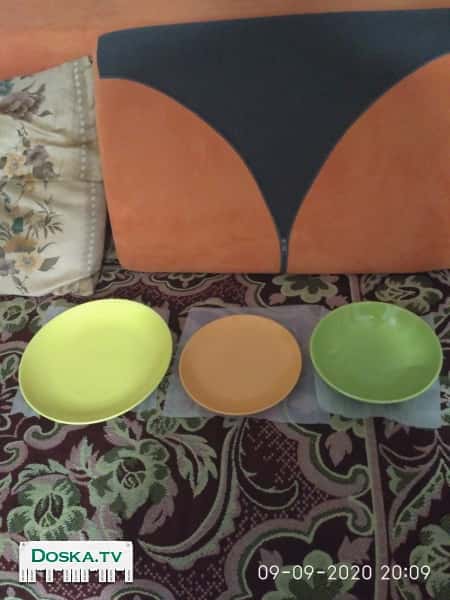 набор тарелок. 18 штук трех цветов и 3 размера.