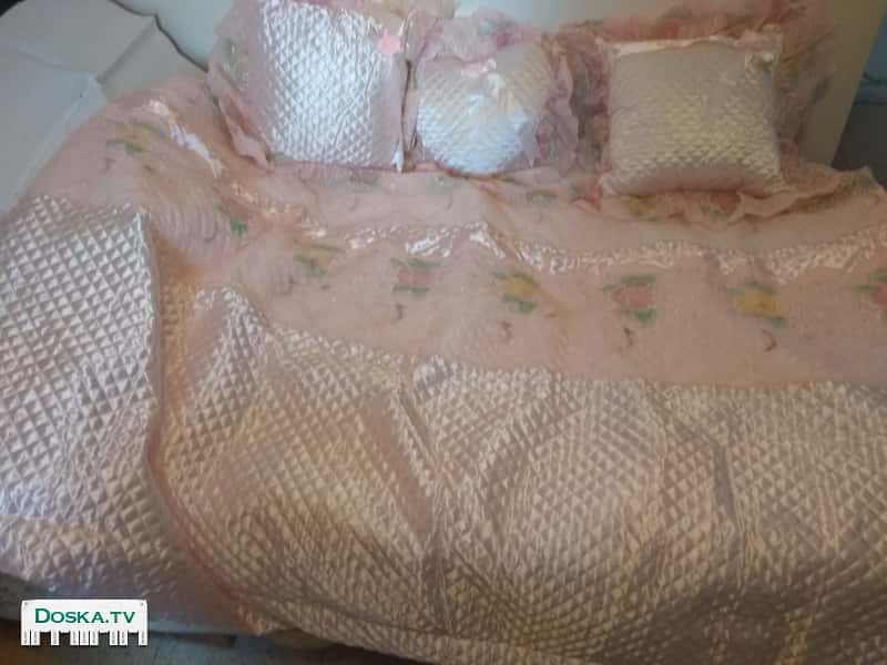 новое покрывало с ажурными цветами на розовом фоне В комплекте