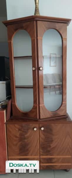 По случаю переезда продаю две витрины в очень хорошем состоянии.