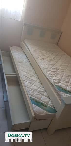 Кровать с дополнительной выдвигающейся кроватью  с матрасами и двумя