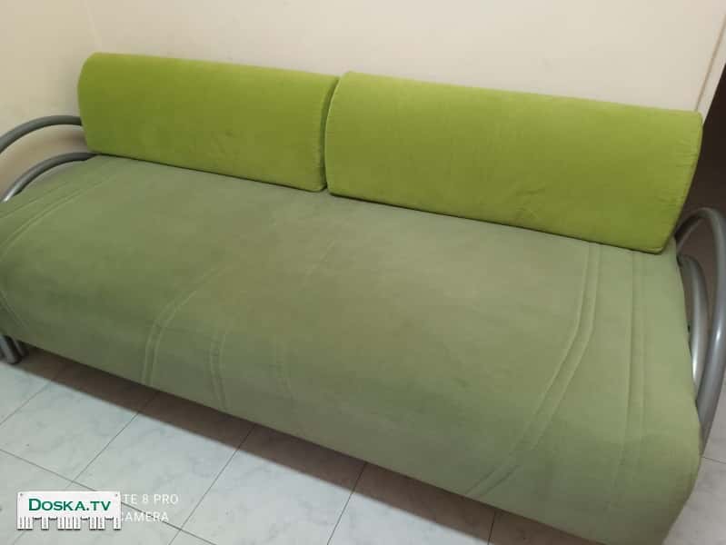 Кровать/диван в отличном состоянии.  С ящиком для белья.