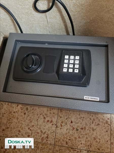 Цифровой сейф в отличном состоянии. Инструкция и ключи прилагаются.