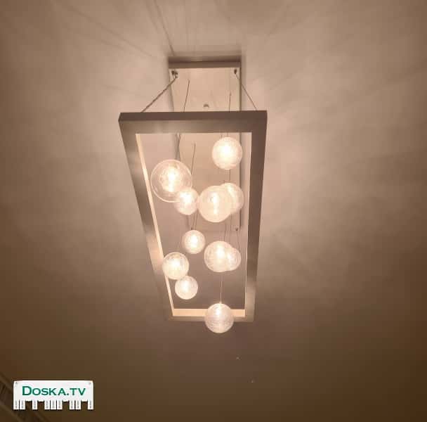 Люстра с подсветкой в прекрасном состоянии