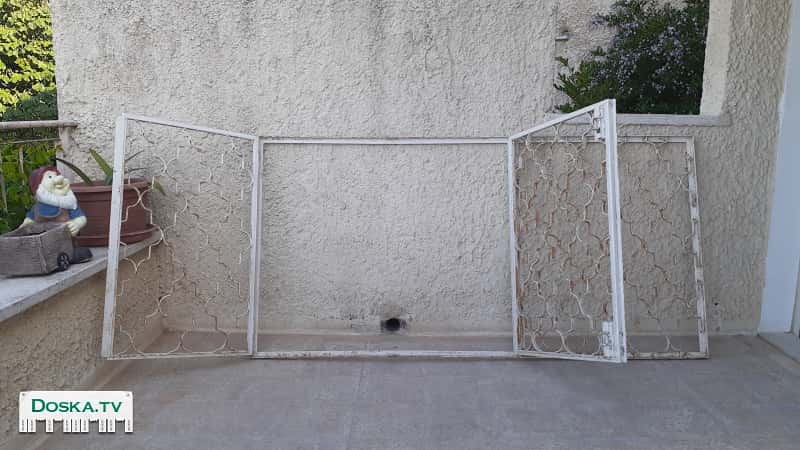 металлическая решётка с открывающимся окном. Размеры: 196*98, постоянная часть