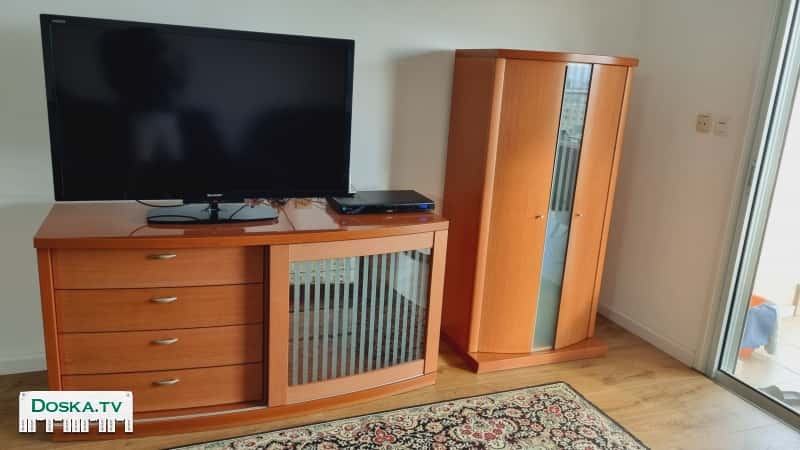 Комлект мебели для салона. Состоит из бара и тумбы под