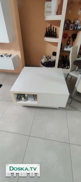 Угловая мягкая мебель и журнальный стол в хорошем состоянии