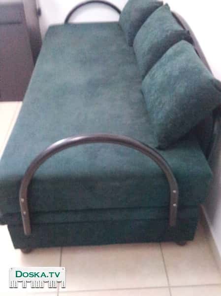 раскладной диван с ящиком и подушками.  B прекрасном состоянии.